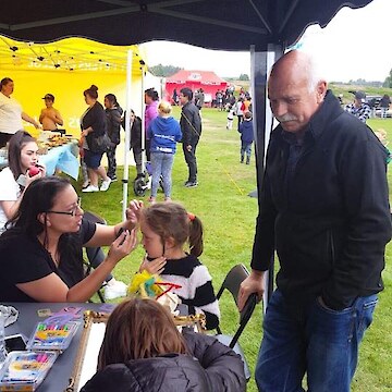 Tracy Hicks stopping by the Ta Moko tent at Children’s Day, Gore 2018