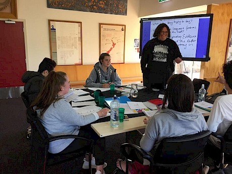 Tutor from Auckland University running a study prep workshop for some rangatahi at Hokonui Rūnanga.