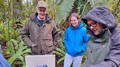 Riki Nicholas (Hokonui), Aisling Rayne (Cawthron), and Riki Parata (Hokonui) observing juvenile kanakana. Photo by Kerri-Anne Edge.